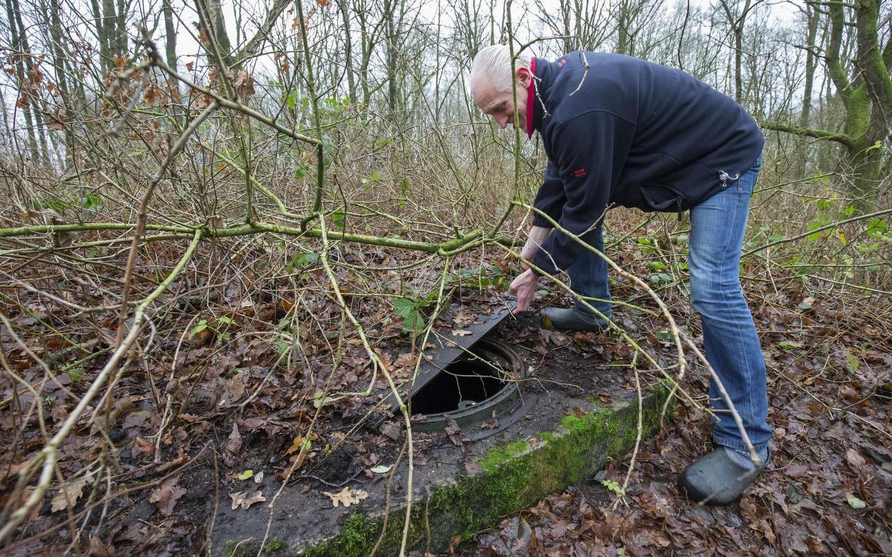 Henk Wieland toont een door de natuur opgeslokte watertank in voormalig Kamp Ybenheer. FOTO RENS HOOYENGA Henk Wieland toont een door de natuur opgeslokte watertank in voormalig Kamp Ybenheer. FOTO RENS HOOYENGA