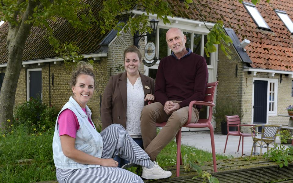 Christophe Meijer, met medewerkers Esther van Mersbergen (l) en Eva van Koningsveld, bij Weidumerhout.