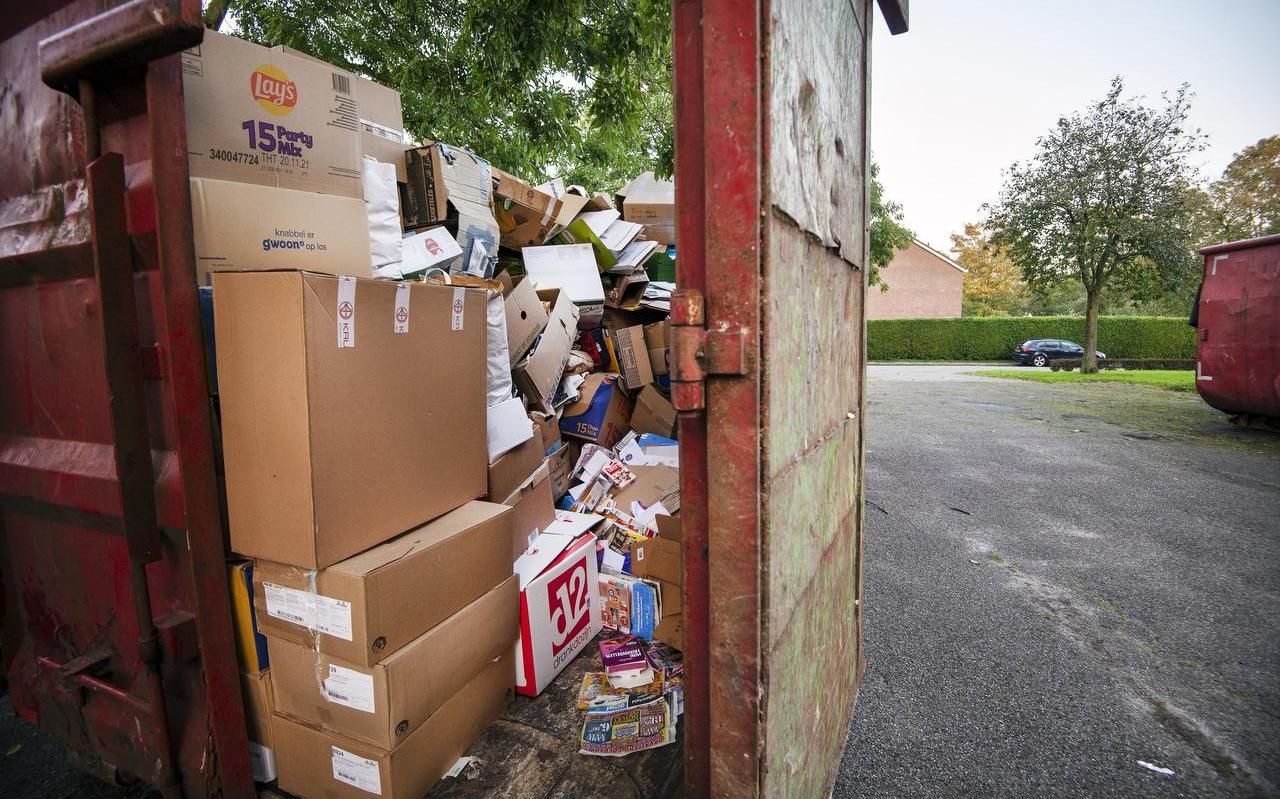 Papiercontainer in Ternaard. De gemeente Noardeast-Fryslân wil dat er voortaan overal op dezelfde manier oud papier wordt ingezameld. FOTO MARCEL VAN KAMMEN Papiercontainer in Ternaard. De gemeente Noardeast-Fryslân wil dat er voortaan overal op dezelfde manier oud papier wordt ingezameld. FOTO MARCEL VAN KAMMEN