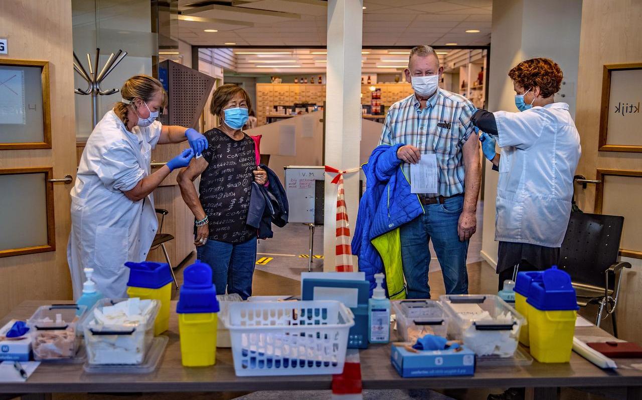Liz en Dennis Stijger krijgen de griepspuit van assistentes van de huisartsenpraktijk Kroijenga & De Jong in Workum. Liz en Dennis Stijger krijgen de griepspuit van assistentes van de huisartsenpraktijk Kroijenga & De Jong in Workum.