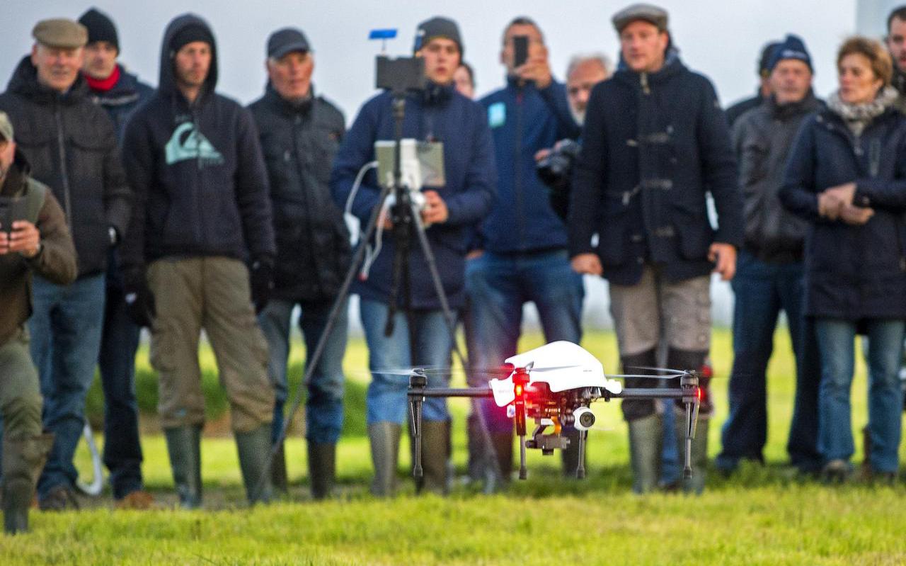Leo Westenbroek laat de drone opstijgen, aanschouwd door BFVW-vogelwachten tijdens de neisoarchdei.