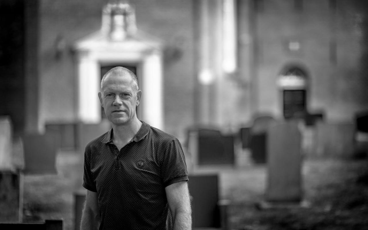 Fotograaf Jeroen Taalman bij de dorpskerk van Wirdum. Fotograaf Jeroen Taalman bij de dorpskerk van Wirdum.