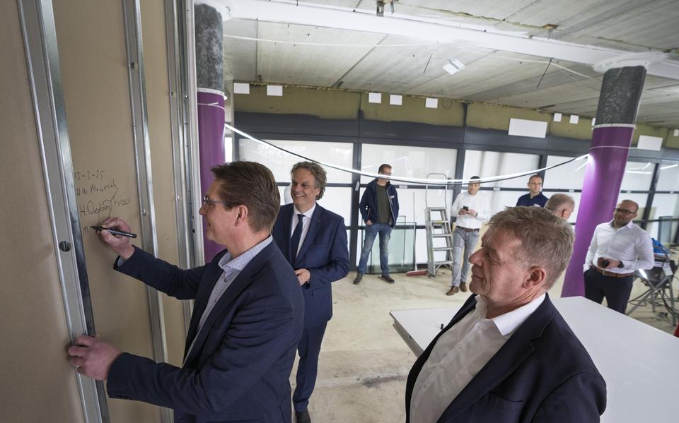 Marc Mulder van Pranger-Rosier, Remco Meijerink van Firda en Henk Dedden van Friso mochten de overeenkomst donderdagmiddag ondertekenen. Dat doen ze ook op de nieuwe muur. 