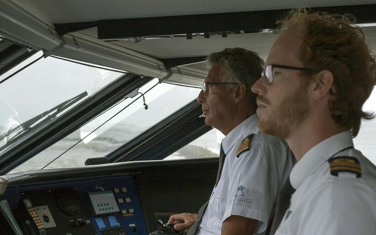 Kapitein Jan Almoes (64) en stuurman Douwe van de Riet (35) aan boord van de catamaran De Tiger.