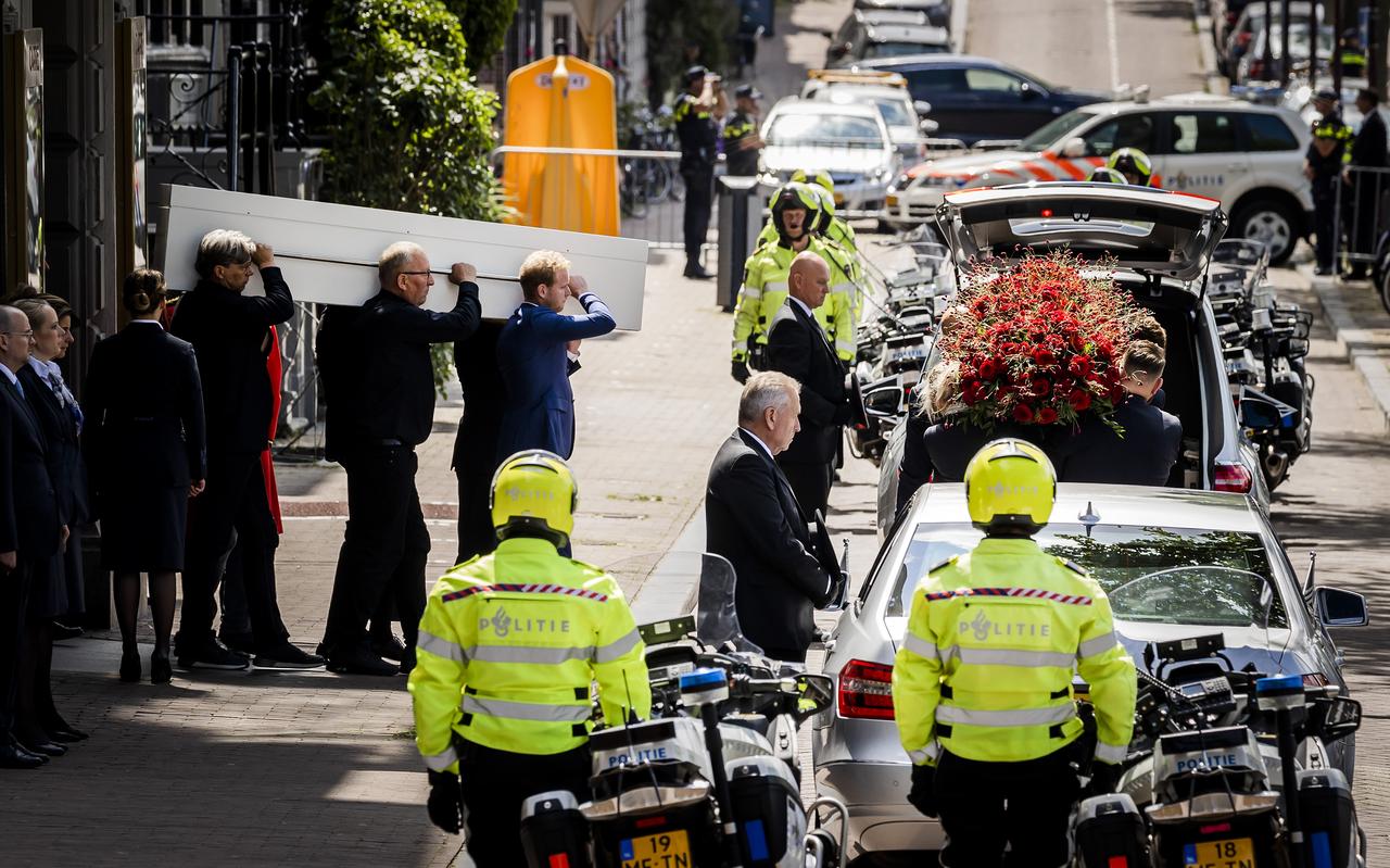 De kist van Peter R. de Vries wordt weggedragen uit Koninklijk Theater Carre. De misdaadverslaggever overleed aan zijn verwondingen op 64-jarige leeftijd nadat hij in het centrum van Amsterdam werd neergeschoten. ANP REMKO DE WAAL De kist van Peter R. de Vries wordt weggedragen uit Koninklijk Theater Carre. De misdaadverslaggever overleed aan zijn verwondingen op 64-jarige leeftijd nadat hij in het centrum van Amsterdam werd neergeschoten. ANP REMKO DE WAAL