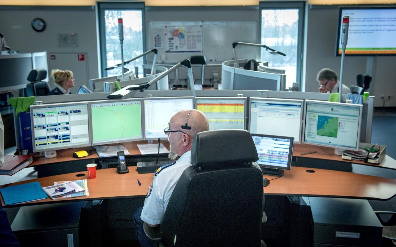 De meldkamer Noord-Nederland in Drachten. De centralisten hebben veel werk van ouderen die onnodig 112 bellen. FOTO JILMER POSTMA
De meldkamer Noord-Nederland in Drachten. De centralisten hebben veel werk van ouderen die onnodig 112 bellen. FOTO JILMER POSTMA