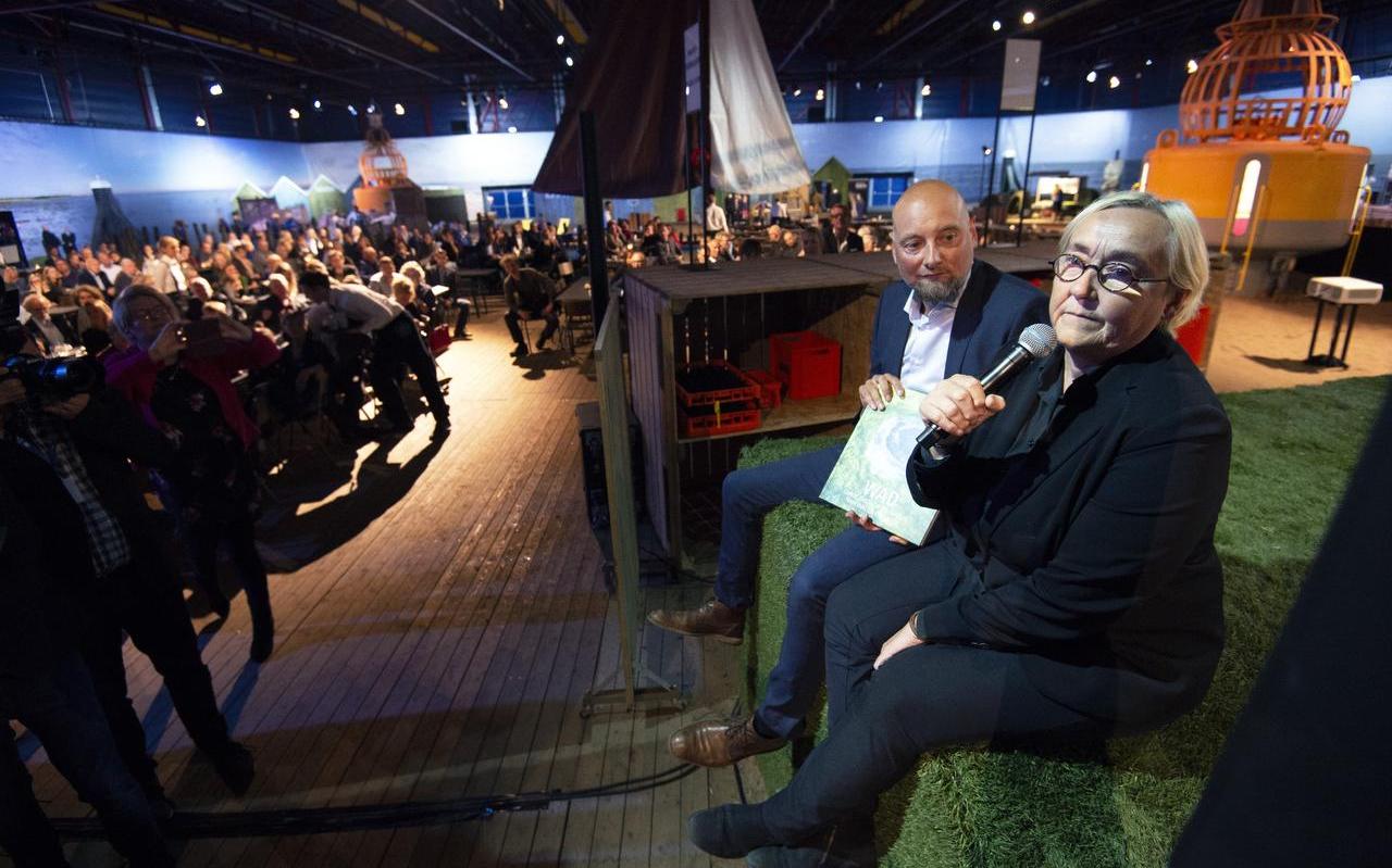Temidden van de genodigden overhandigde filmmaker Ruben Smit het boek WAD aan Lutz Jacobi. FOTO MARCEL VAN KAMMEN Temidden van de genodigden overhandigde filmmaker Ruben Smit het boek WAD aan Lutz Jacobi. FOTO MARCEL VAN KAMMEN