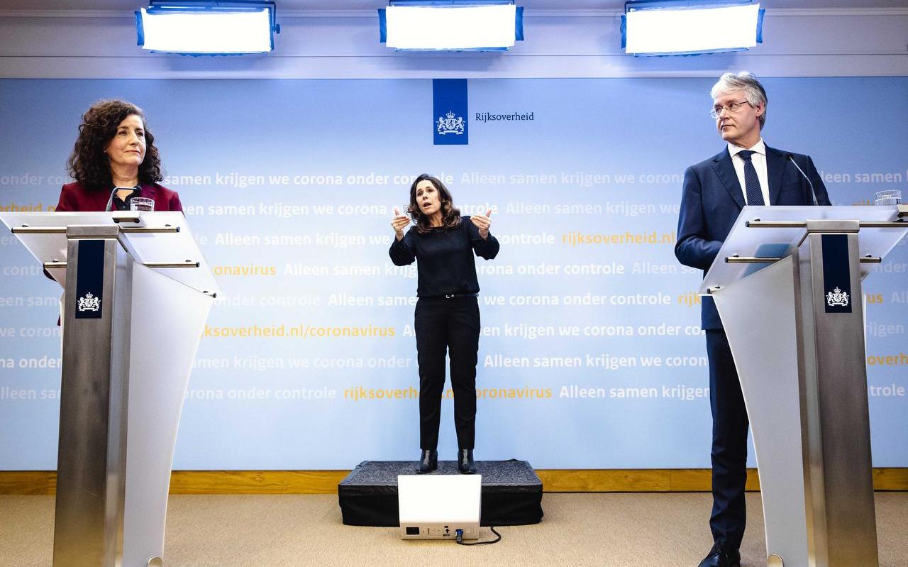 Ingrid van Engelshoven, demissionair minister van Onderwijs, Cultuur en Wetenschap, en Arie Slob, demissionair minister voor Basis- en Voortgezet Onderwijs en Media, tijdens een persconferentie over een deltaplan voor het onderwijs. Ingrid van Engelshoven, demissionair minister van Onderwijs, Cultuur en Wetenschap, en Arie Slob, demissionair minister voor Basis- en Voortgezet Onderwijs en Media, tijdens een persconferentie over een deltaplan voor het onderwijs.