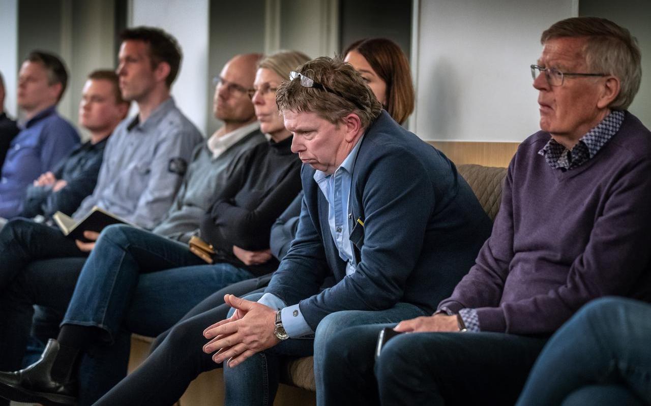 Varkenshouder Lorist volgt het debat in de raad over de uitbreiding van zijn varkenshouderij. FOTO NIELS DE VRIES Varkenshouder Lorist volgt het debat in de raad over de uitbreiding van zijn varkenshouderij. FOTO NIELS DE VRIES