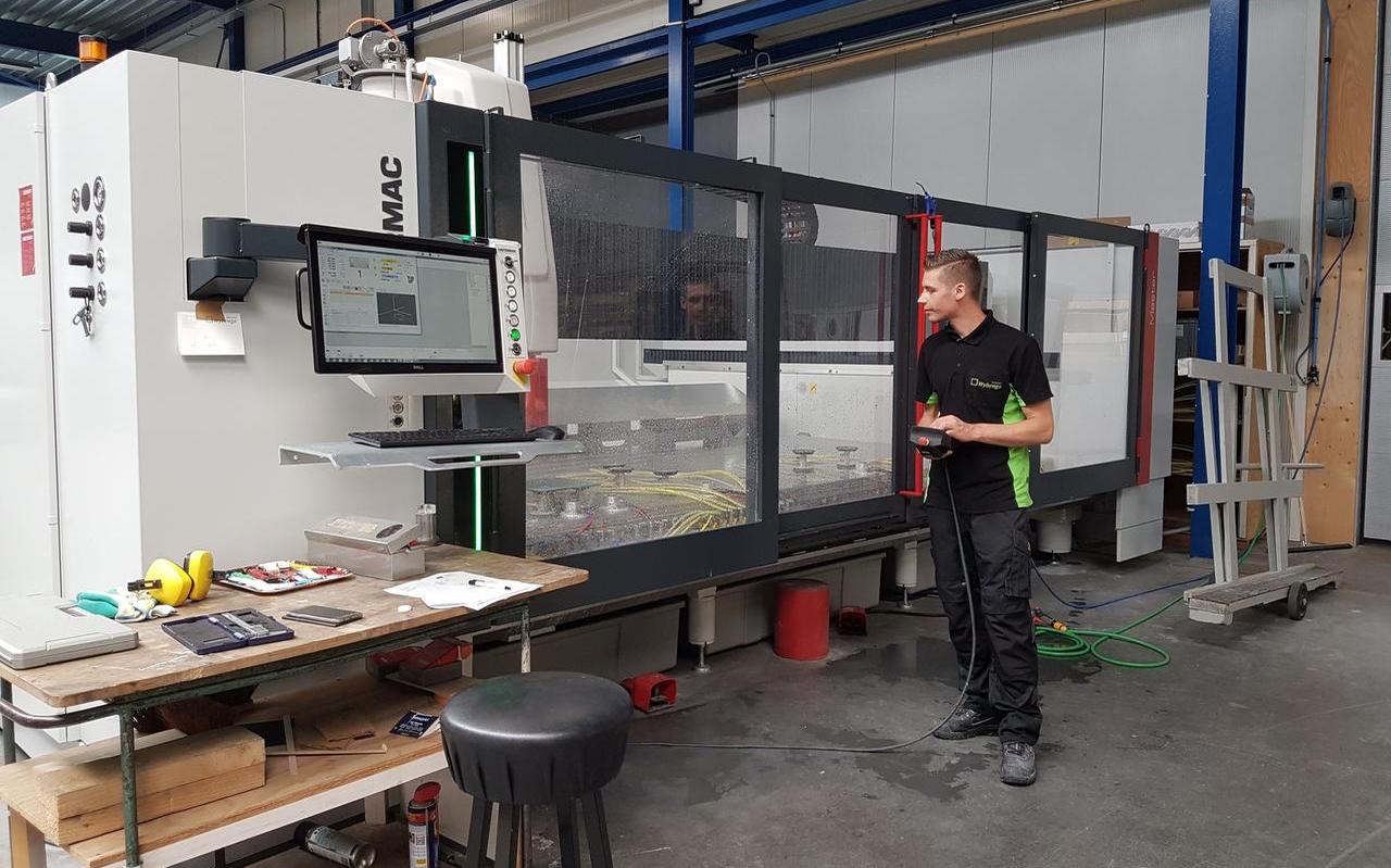 Operator Mack Buvelot is aan het proefdraaien met de nieuwe aanwinst. FOTO D&O BOUWGLAS Operator Mack Buvelot is aan het proefdraaien met de nieuwe aanwinst. FOTO D&O BOUWGLAS