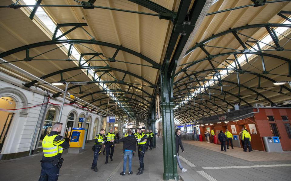 Het NS-station in Leeuwarden was een van de plekken waar de politie donderdag een grote controle uitvoerde.