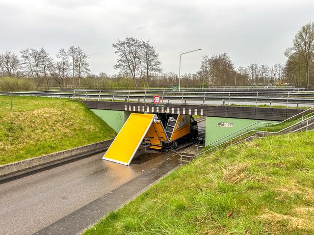 LIVE | Persoon te water geraakt in Drachten & bestelbus klem onder viaduct in Feanwâlden