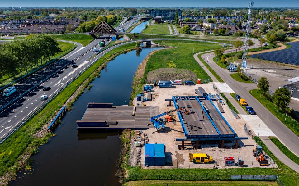 De voorbereidingen van werkzaamheden aan de Krúsrakbrug in Sneek. 