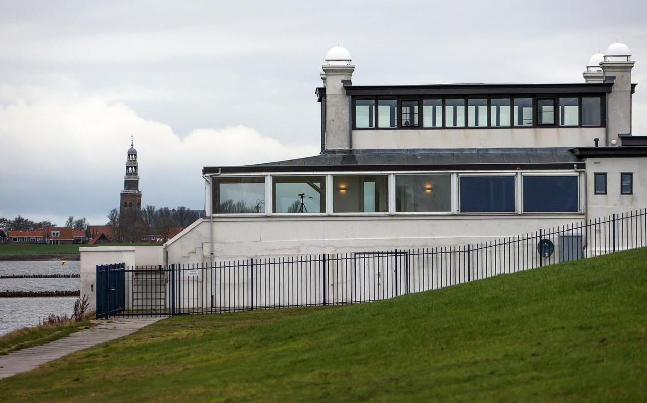 Onder meer de kozijnen op de bovenbouw zouden onrechtmatig zijn vervangen. Onder meer de kozijnen op de bovenbouw zouden onrechtmatig zijn vervangen.