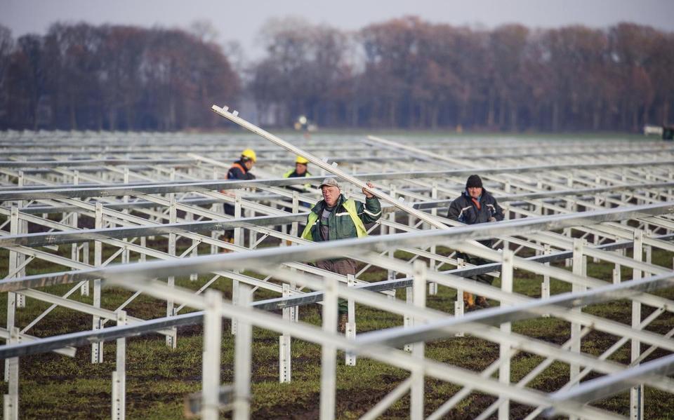 Het grote zonnepark langs de N381 tussen Oosterwolde en Appelscha in aanbouw. FOTO RENS HOOYENGA
