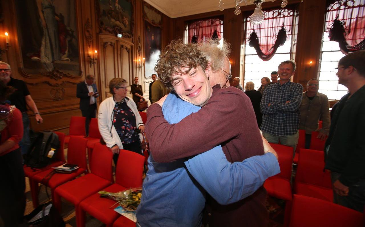 Hoogleraar Theunis Piersma feliciteert onderzoeker Jeroen Onrust met het behalen van de Wetenschapsprijs Campus Fryslan. FOTO NIELS WESTRA Hoogleraar Theunis Piersma feliciteert onderzoeker Jeroen Onrust met het behalen van de Wetenschapsprijs Campus Fryslan. FOTO NIELS WESTRA