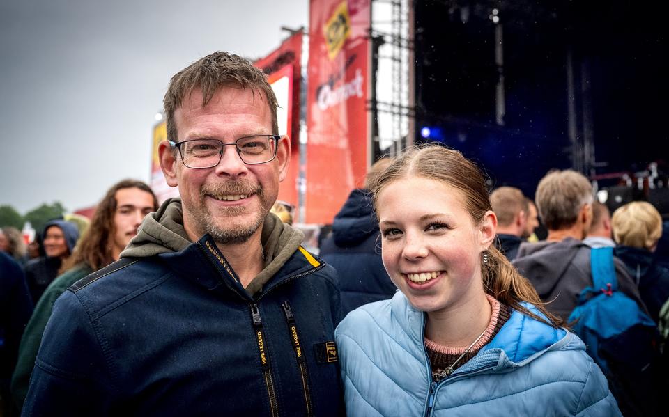 Dochter en heit Jinthe (16) en Robert (45) van der Veer uit Kootstertille voeden elkaar muzikaal op. Hij ging mee naar Roxy Dekker, zij stond vooraan bij de oude rockers van Europe. 