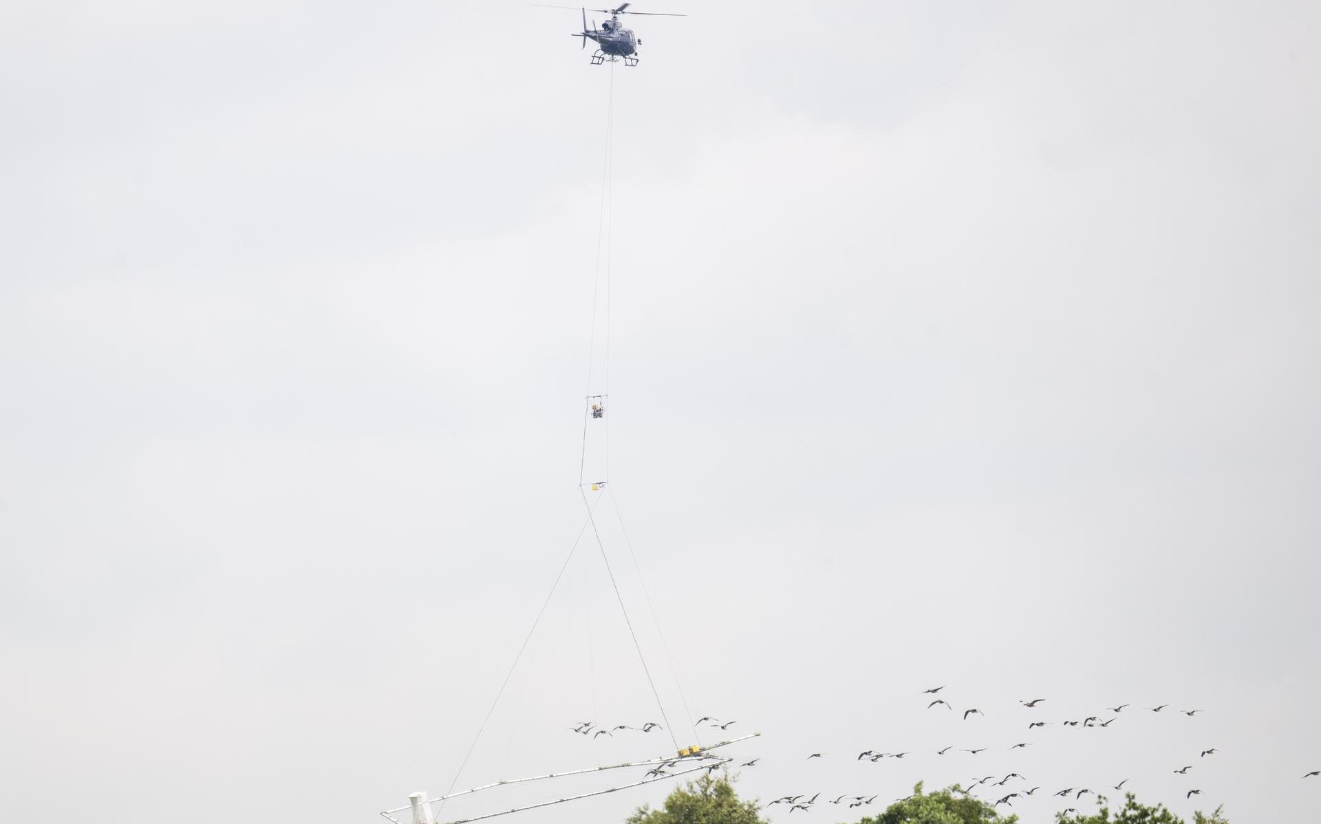 Een helikopter is maandag 4 augustus gestart met metingen naar grondwater boven Friesland. Dit is onderdeel van het landelijke project FRESHEM-NL. Hier te zien boven de Alde Feanen bij Earnewald.