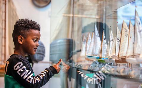 Adonay Habtemariam is aan het tellen hoeveel boten er in de vitrine staan in het Scheepvaartmuseum.