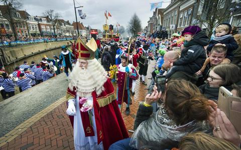 De nationale intocht van Sinterklaas in Dokkum. FOTO MARCEL VAN KAMMEN

