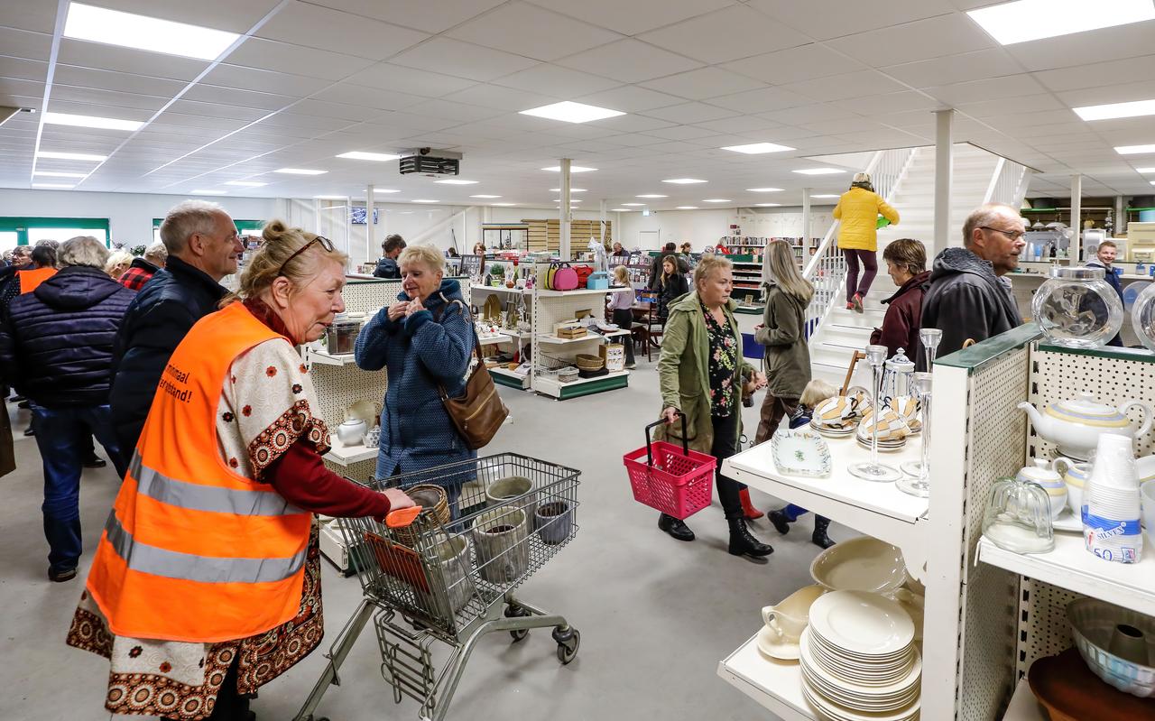 Onder de nieuwe naam Op ‘e Nij is de kringloopwinkel in Koudum sinds woensdag terug op het oude adres. Onder de nieuwe naam Op ‘e Nij is de kringloopwinkel in Koudum sinds woensdag terug op het oude adres.