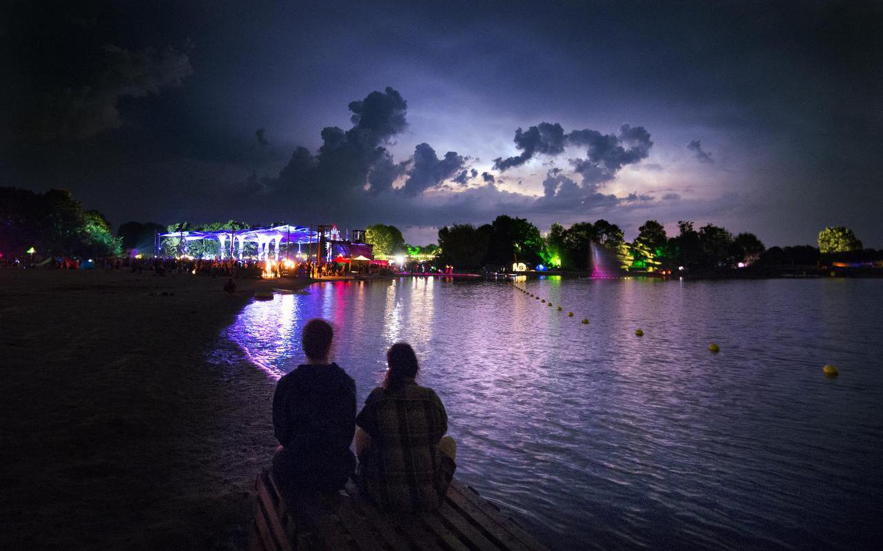 Blik op het festivalterrein van Psy-fi waar een onweersbui nadert. FOTO MARCEL VAN KAMMEN