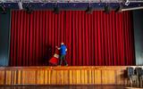 Durk Grouwstra op het podium van De Klink in Koudum. ,,Alles stiet stil.” FOTO NIELS DE VRIES