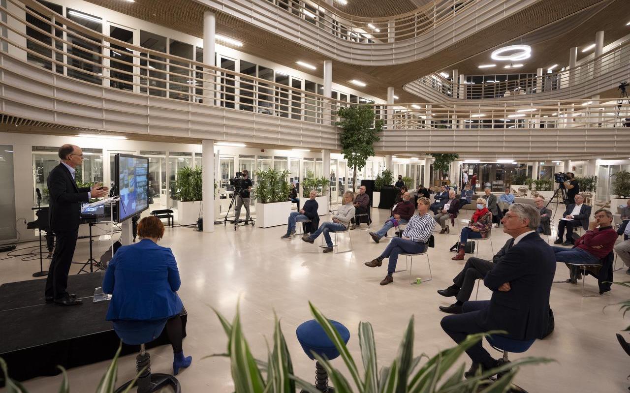 Wetenschappelijk directeur Cees Buisman van watertechnologie-instituut Wetsus in Leeuwarden spreekt in eigen huis op een avond van Het Goede Leven en de Bonifatius Academie. Wetenschappelijk directeur Cees Buisman van watertechnologie-instituut Wetsus in Leeuwarden spreekt in eigen huis op een avond van Het Goede Leven en de Bonifatius Academie.