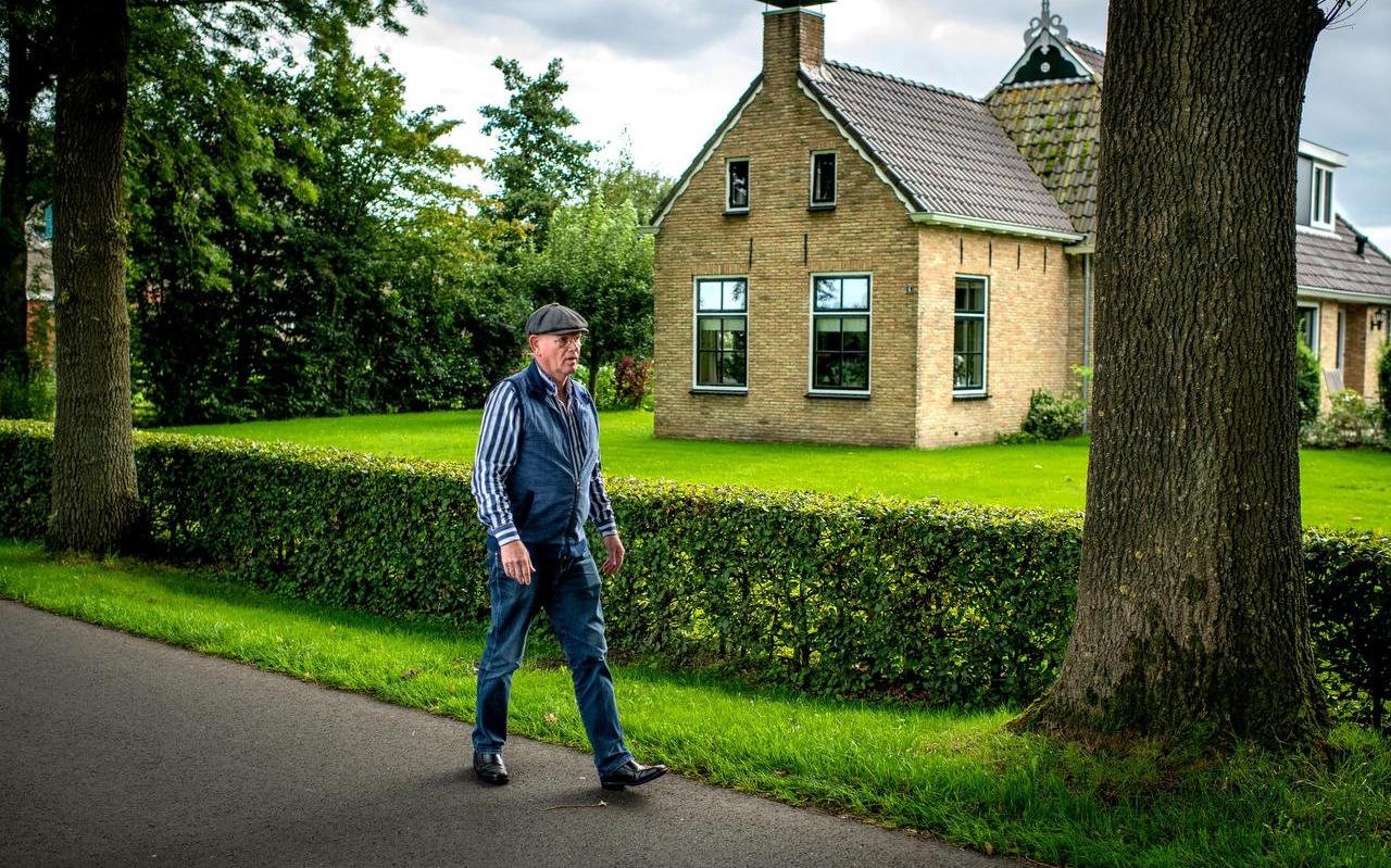 Siebe Siebenga op de Hegewei in Nijega voor de plek waar het echtpaar Hiddema in 1867 werd vermoord. Toen stond er een andere pleats. Siebe Siebenga op de Hegewei in Nijega voor de plek waar het echtpaar Hiddema in 1867 werd vermoord. Toen stond er een andere pleats.