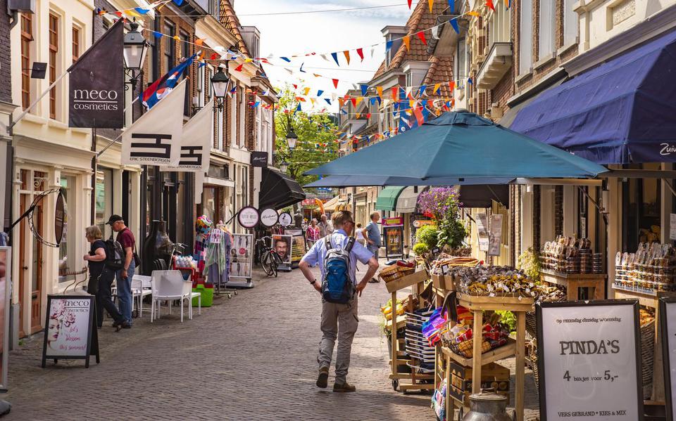Een toerist wandelt door de Kleine Kerkstraat in Leeuwarden. Friesland is volgens Lonely Planet een van de drie meest ondergewaardeerde bestemmingen van Europa. FOTO HOGE NOORDEN/JACOB VAN ESSEN