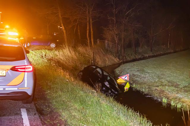 LIVE | Auto belandt in sloot in Buitenpost & grote brand in loods Willemsoord, rookwolken over A32