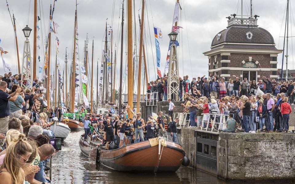 ,,As jo yn de slûs (in hartje Lemmer, waar de kampioensskûtsjes zich na de finale verzamelen, red.) mar op ien stean!’’ FOTO TOM COEHOORN