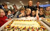 Greidhoeke Goes Onderwijs sleepte in januari al de Friese Onderwijsprijs 2017-2019 in de wacht. Terwijl gedeputeerde Sietske Poepjes de taart aansneed, namen leerlingen alvast een hapje. FOTO NIELS WESTRA