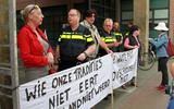 In juni was er al een regiezitting in Leeuwarden. Voor de ingang van de rechtbank werd toen een tijdje geprotesteerd, om de A7-blokkeerders te steunen. FOTO ARCHIEF
