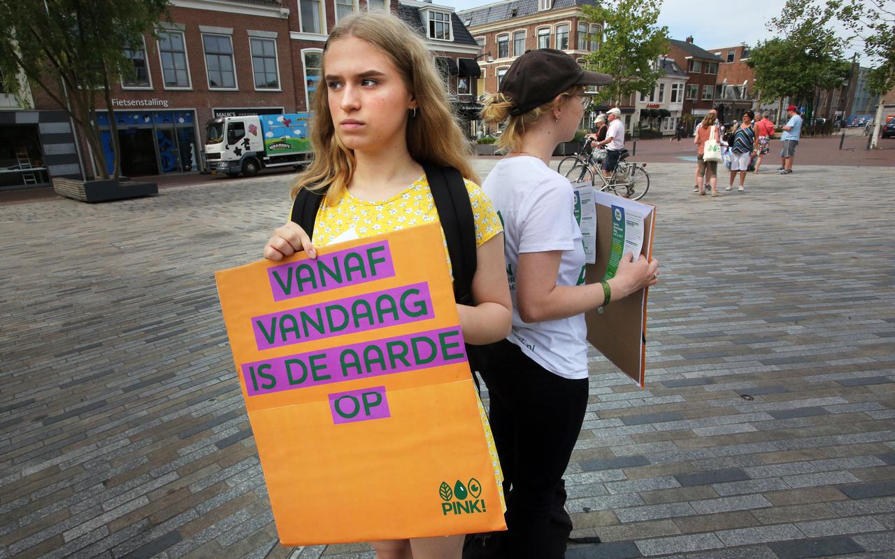 Catharina Over van de politieke jongerenorganisatie PINK roept winkelpubliek op tot soberheid. FOTO NIELS WESTRA