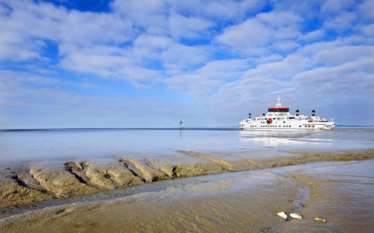 De veerboot van Ameland, gezien vanaf de pier bij Holwerd. De veerboot van Ameland, gezien vanaf de pier bij Holwerd.