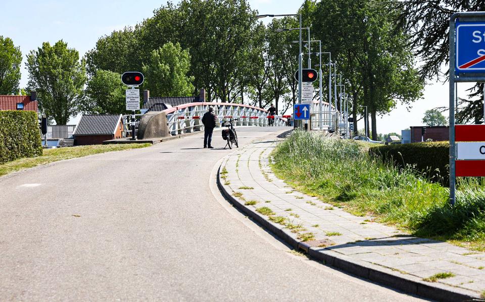 De brug over het Prinses Margrietkanaal bij Stroobos staat sinds zaterdagmiddag in storing