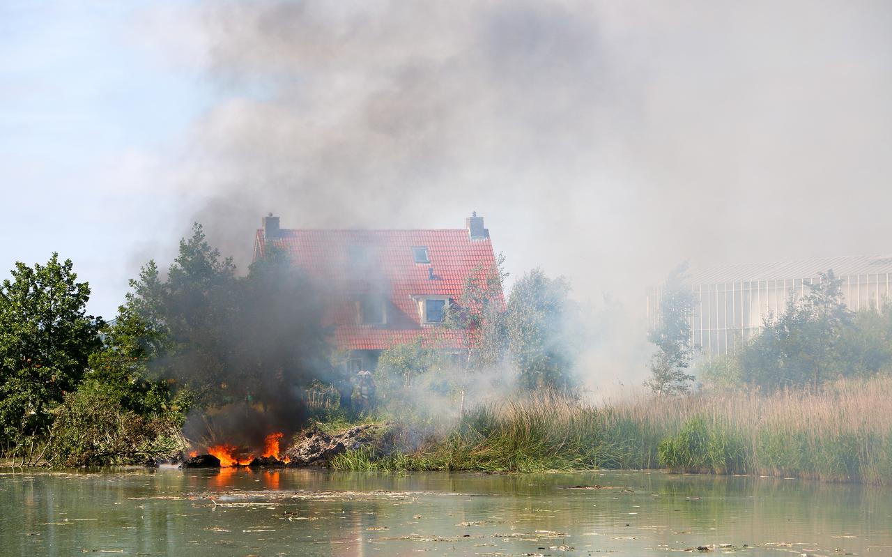 Een deel van het gecrashte toestel kwam in 2016 neer bij een woning en een kassencomplex bij Bitgum.
Een deel van het gecrashte toestel kwam in 2016 neer bij een woning en een kassencomplex bij Bitgum.