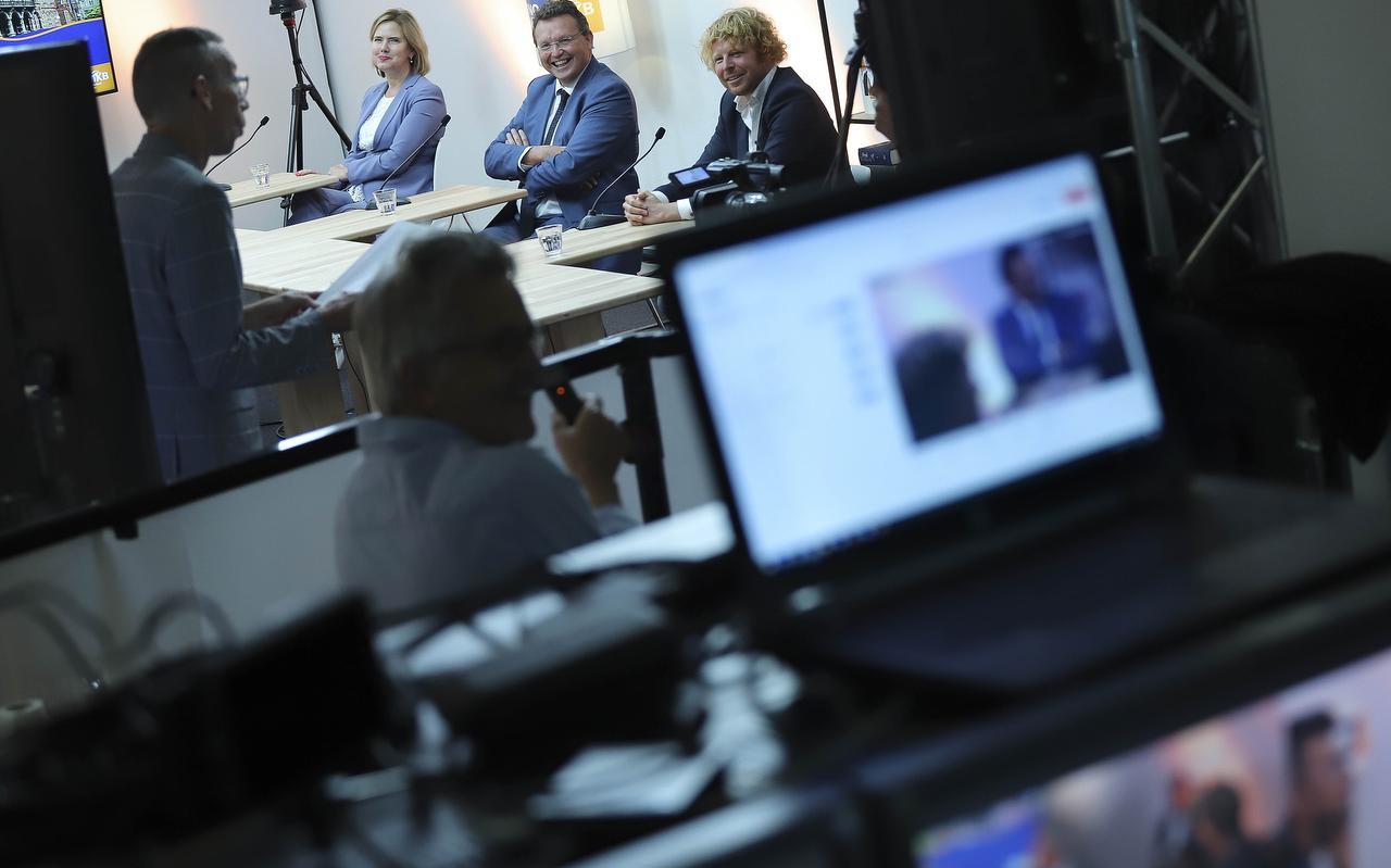 Minister Cora van Nieuwenhuizen, Jouke de Vries en Ben Woldring in Sneek tijdens de digitale aftrap van het verenigingsjaar van VNO-NCW. Cabaretier Dolf Jansen zorgde voor de vrolijke noot. Minister Cora van Nieuwenhuizen, Jouke de Vries en Ben Woldring in Sneek tijdens de digitale aftrap van het verenigingsjaar van VNO-NCW. Cabaretier Dolf Jansen zorgde voor de vrolijke noot.