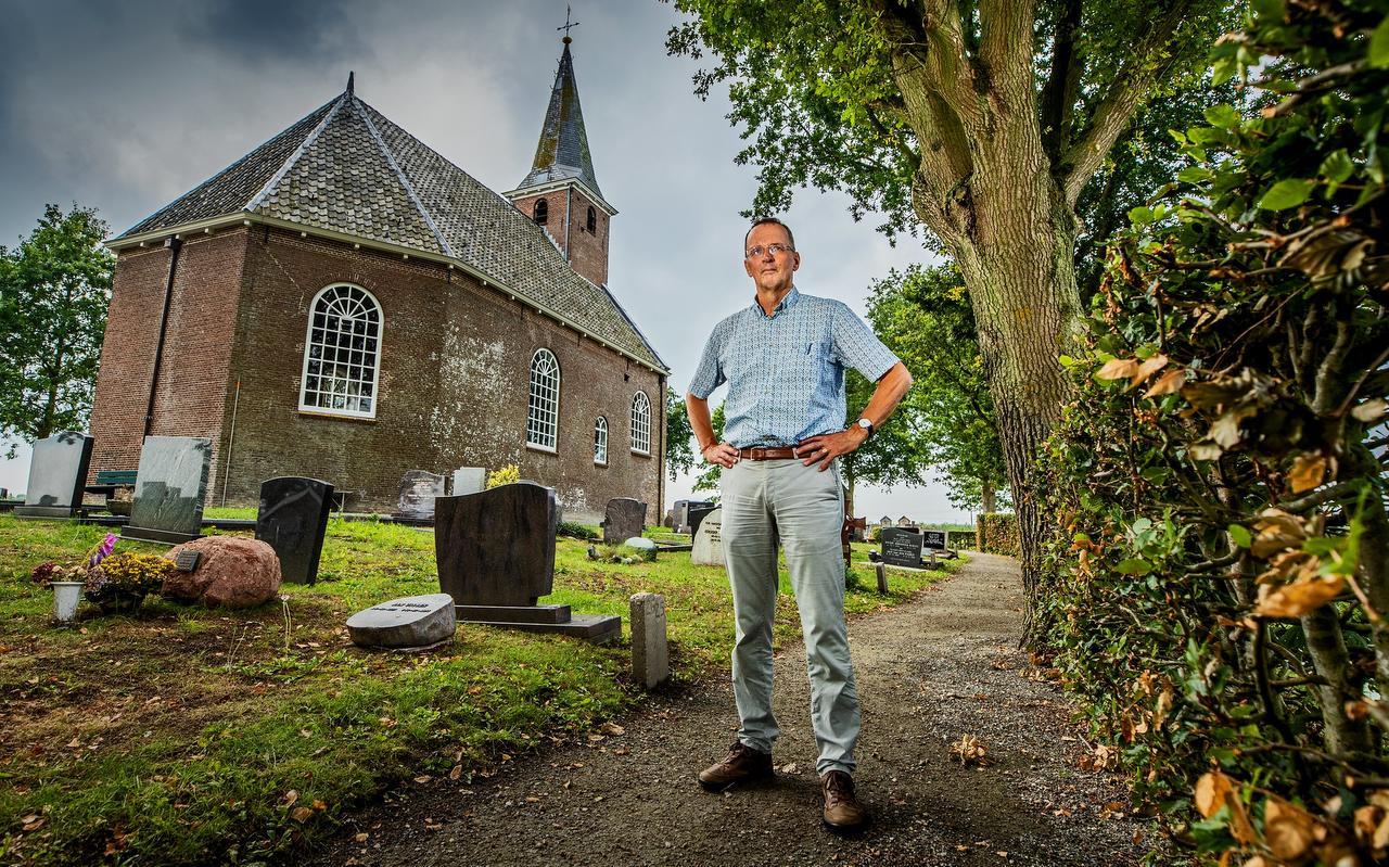 Professor Hans Mol voor de kerk in Haskerdijken die gebouwd is op de fundamenten van de vroegere kloosterkerk. Professor Hans Mol voor de kerk in Haskerdijken die gebouwd is op de fundamenten van de vroegere kloosterkerk.