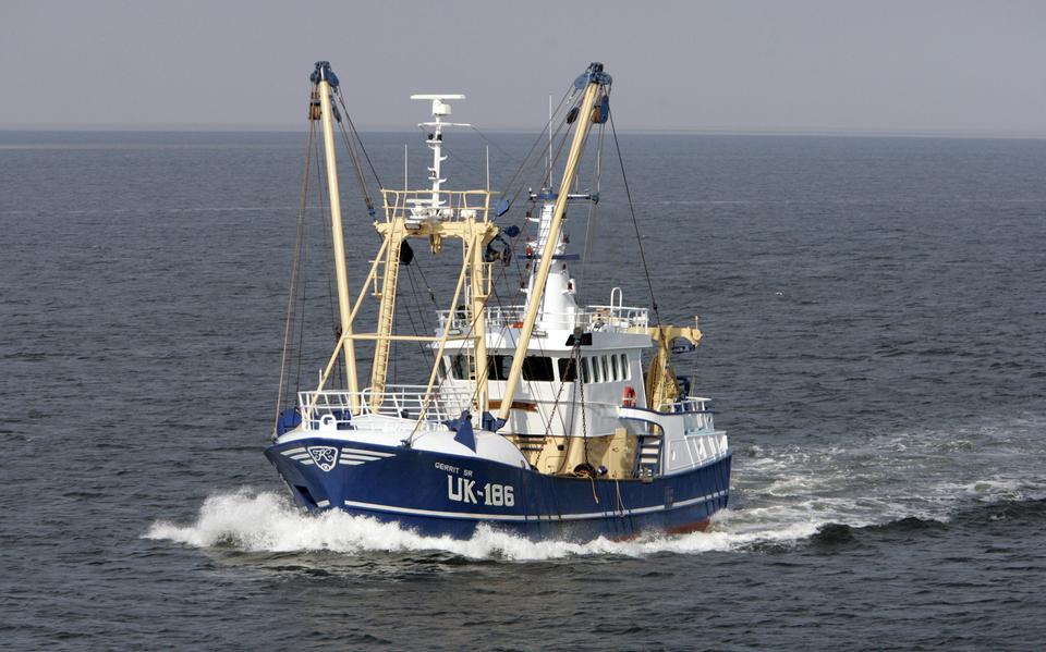 Een garnalenkotter op zee. De kotter op de foto is niet dezelfde als in het verhaal.
