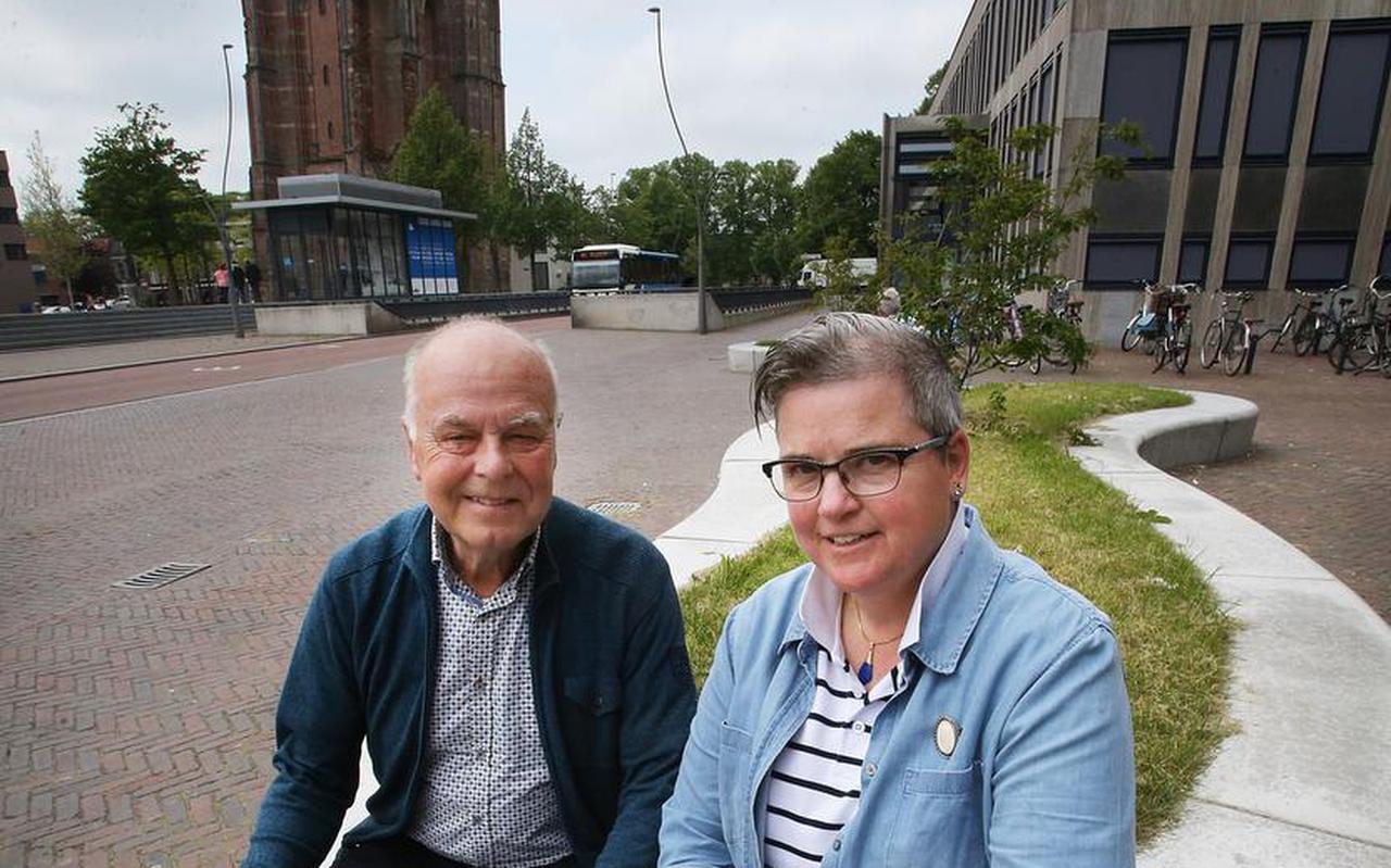Dick Eekma en Gerda van der Wijk: ,,De earsten betellen 50 gûne om bestjoerslid fan de STUFT te wurden.’’ FOTO NIELS WESTRA