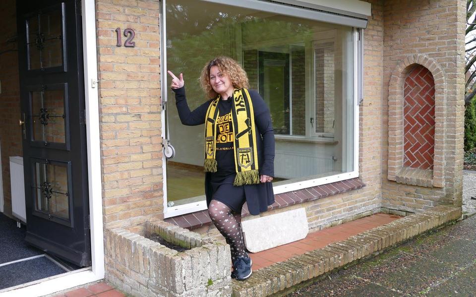 Sanne Verhoef voor het huis in Oude Bildtzijl, dat ze bij de Verloterij van VV Ouwe Syl won. FOTO BERTUS DIJKSTRA