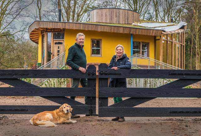 Het droomhuis van Alex (66) en Wilma (64) in Sint Nicolaasga heeft een bijzondere boom als middelpun