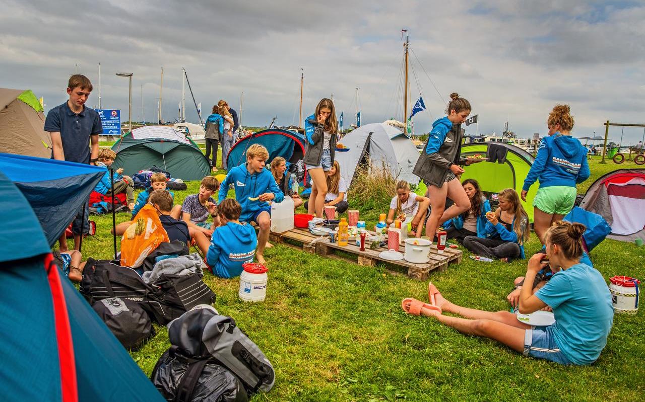 Leden van watersportvereniging Braassemermeer vermaken zich prima op het Starteiland. Leden van watersportvereniging Braassemermeer vermaken zich prima op het Starteiland.