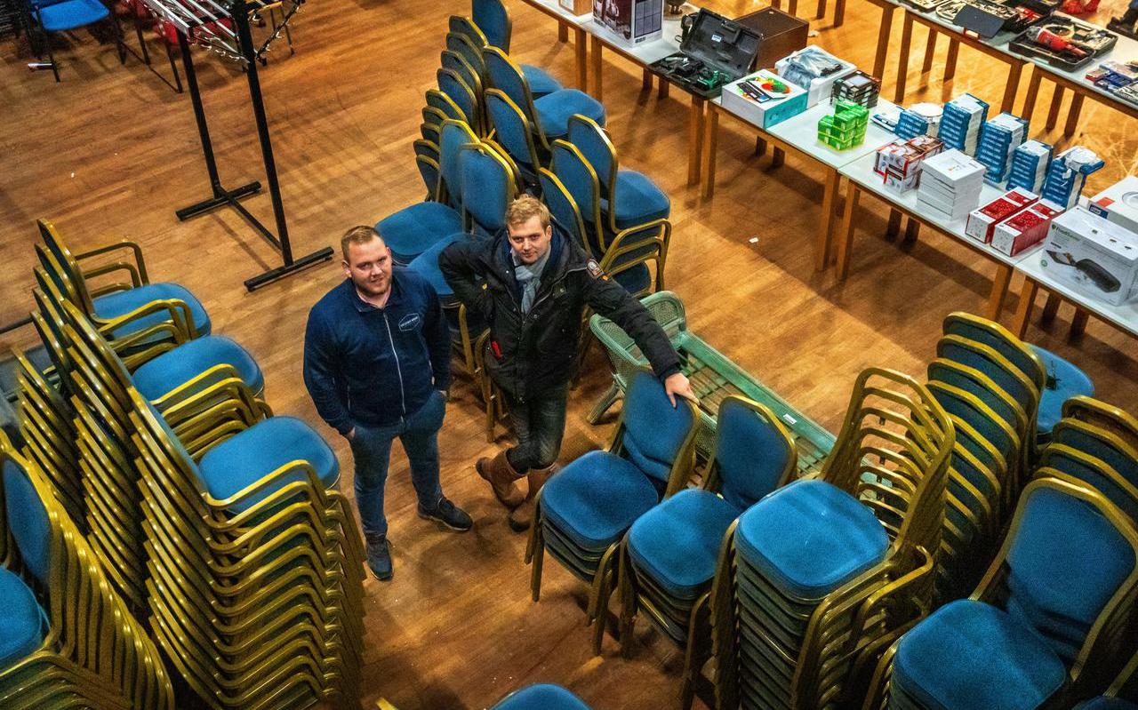 Marc Copini (rechts) en Pieter van der Schoot te midden stapels stoelen van het oude zalencentrum Trebol. FOTO NIELS DE VRIES