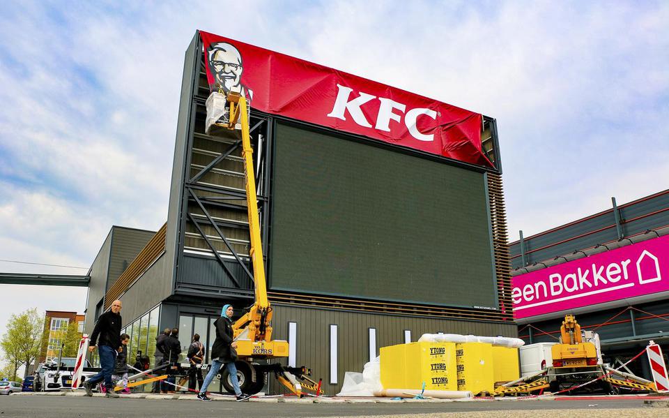 Op De Centrale verrijst momenteel de 54ste Nederlandse vestiging van Kentucky Fried Chicken. Het kiprestaurant gaat volgende maand open. FOTO LC/ARODI BUITENWERF
