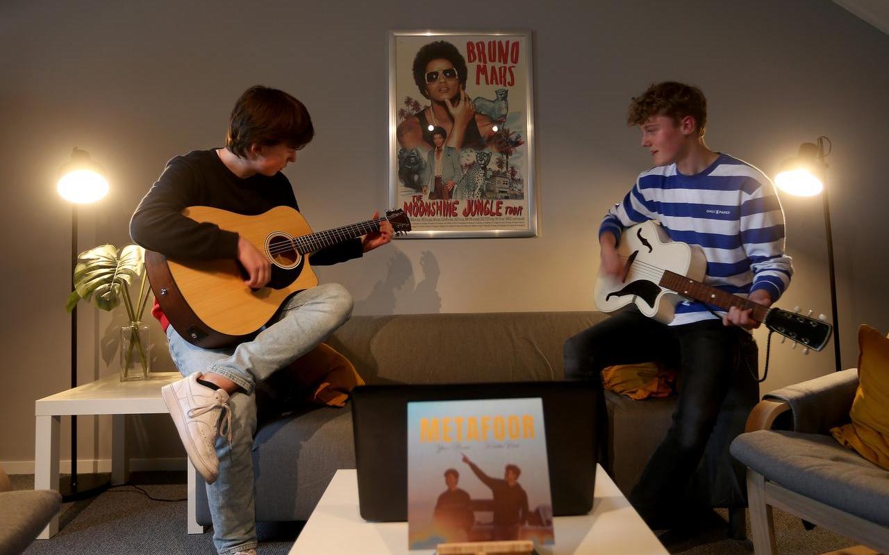 Kristan Rick en Youri Bruno in hun muziekstudio. Ze maakten van de lockdown gebruik om muziek te maken. Kristan Rick en Youri Bruno in hun muziekstudio. Ze maakten van de lockdown gebruik om muziek te maken.