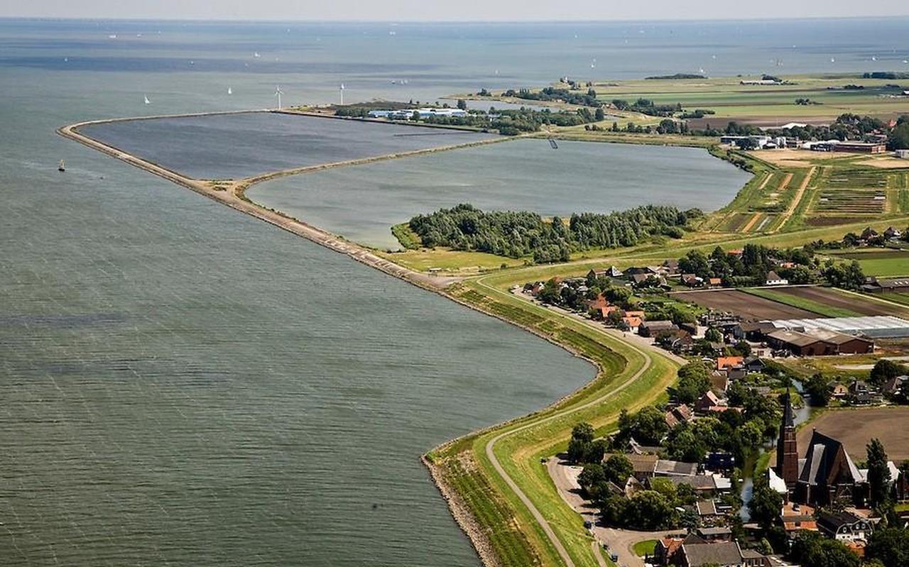 Spaarbekkens met ongezuiverd water voor de kust van Andijk. Spaarbekkens worden gebruikt voor de productie van drinkwater. FOTO PWN/SIEBE SWART Spaarbekkens met ongezuiverd water voor de kust van Andijk. Spaarbekkens worden gebruikt voor de productie van drinkwater. FOTO PWN/SIEBE SWART
