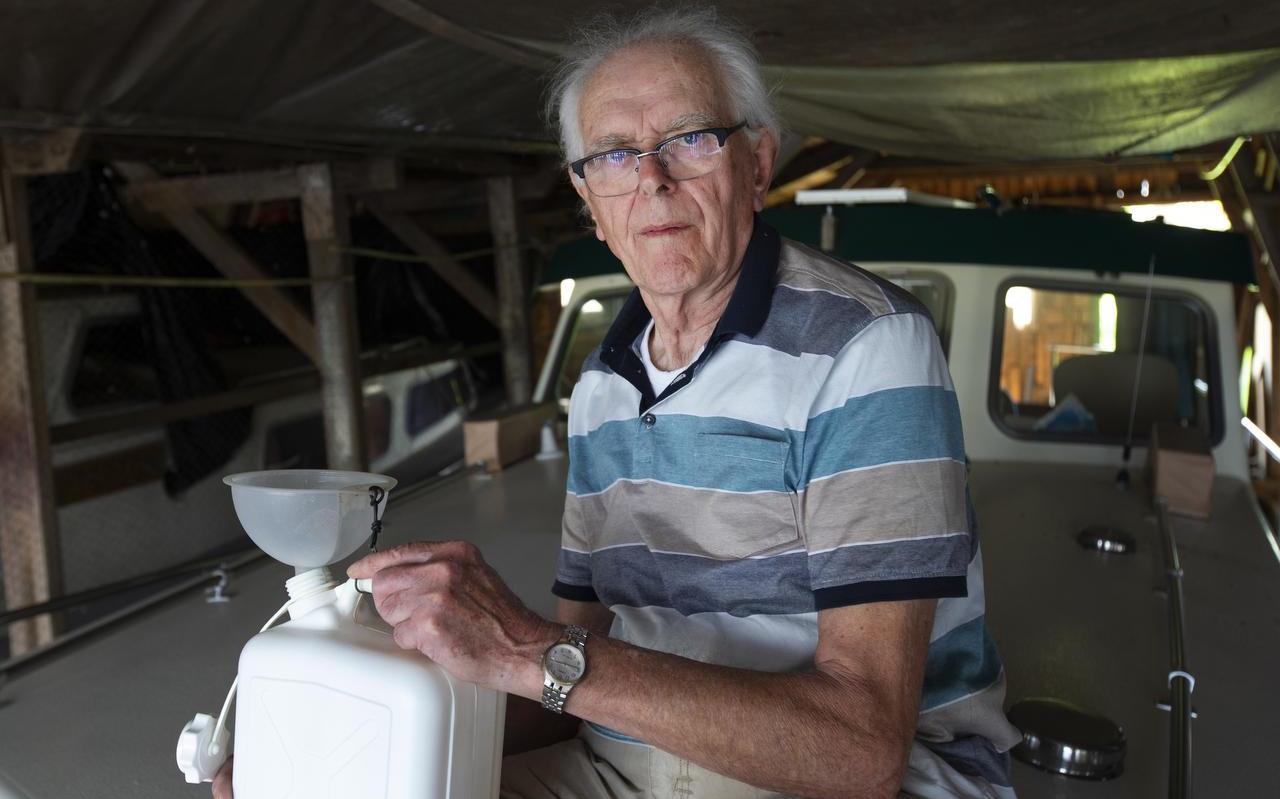 Johan van Oostveen zorgt al jarenlang voor een nette lozing van zijn vervuild toiletwater. FOTO HOGE NOORDEN/JAAP SCHAAF Johan van Oostveen zorgt al jarenlang voor een nette lozing van zijn vervuild toiletwater. FOTO HOGE NOORDEN/JAAP SCHAAF